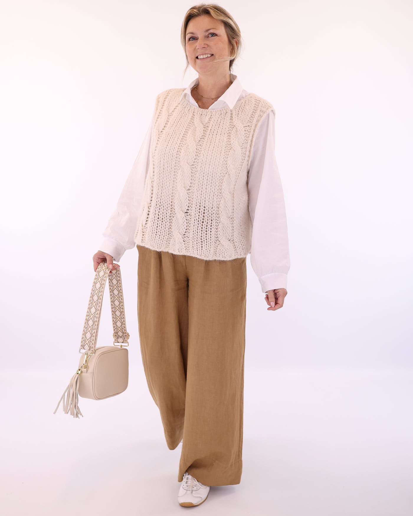 Women's Wide Leg Italian Linen Trousers in Camel with buttons at the waist and two front pockets