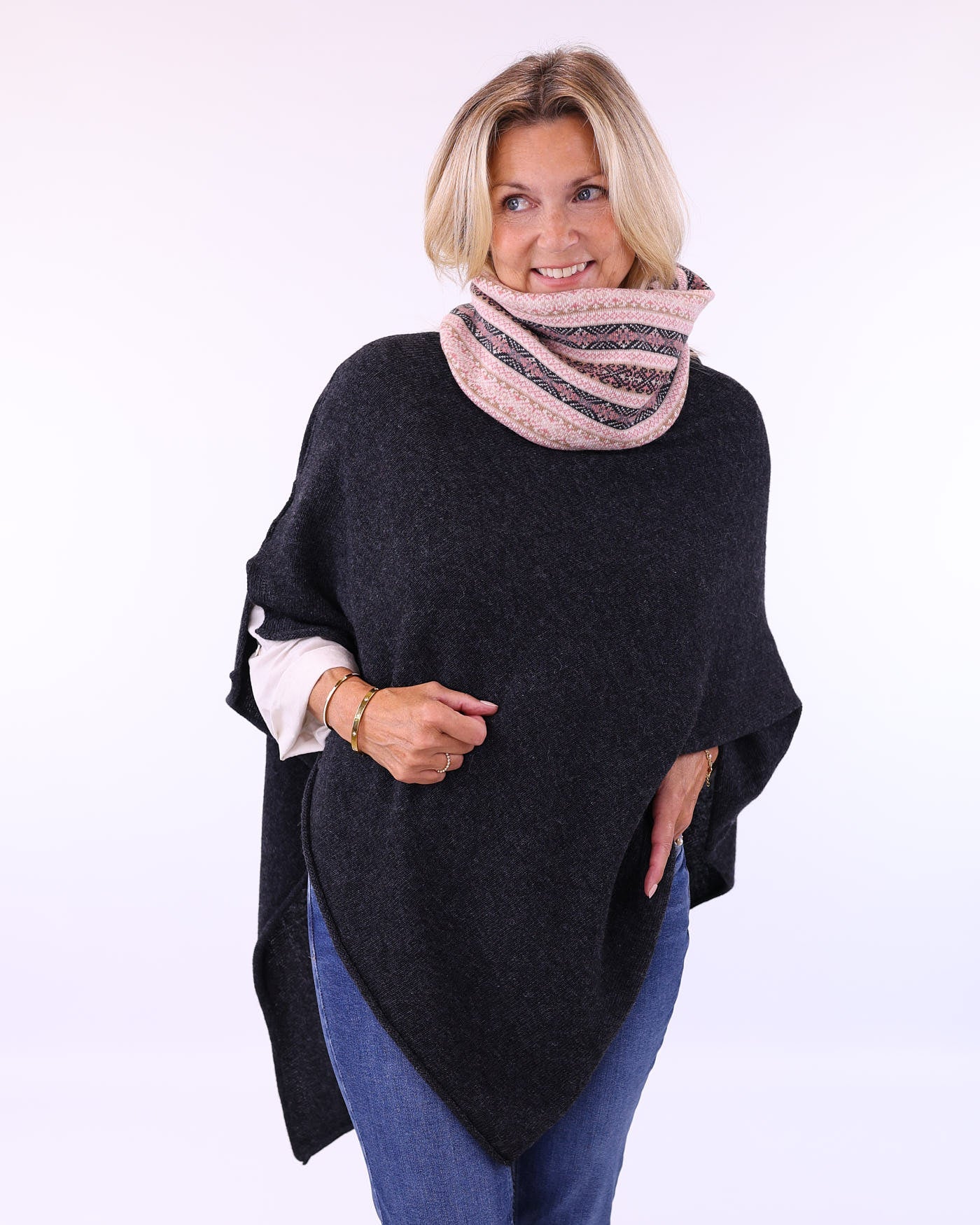 Women's cashmere blend poncho in anthracite, worn with pink cashmere blend snood, made in Italy